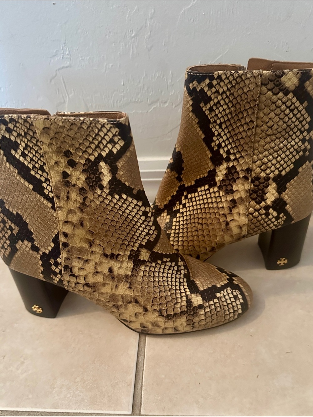 FALL BOOTS !! Tory Burch leather snake print Booties size7